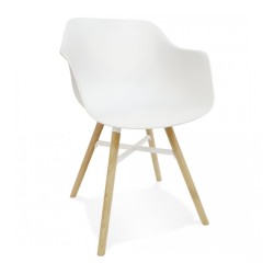 Chaise avec accoudoirs MELIS blanche avec pieds en bois naturel – vue générale