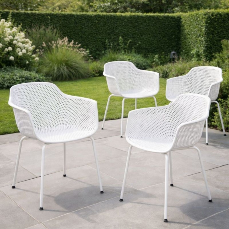 Lot de 4 chaises DRAK blanches avec accoudoirs, installées autour d’une table, usage intérieur et extérieur