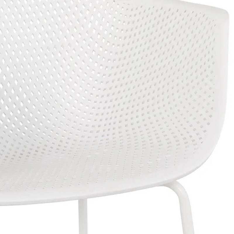 Détail de l’assise perforée en polypropylène blanc de la chaise DRAK