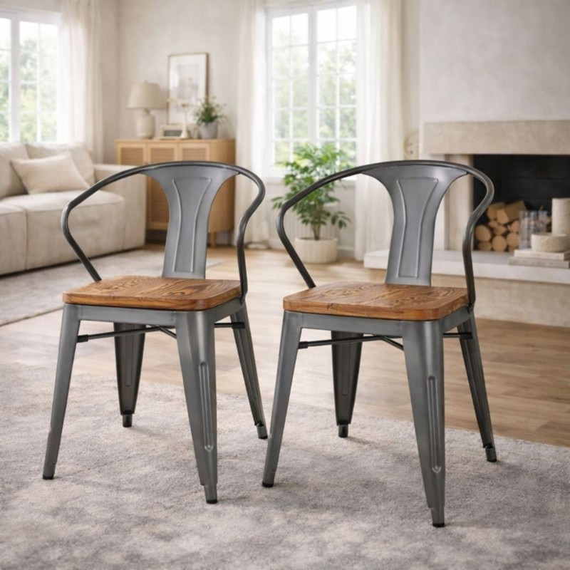 Lot de 2 chaises industrielles METROPOLIS gris foncé en métal et bois dans une salle à manger style loft