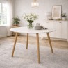 Table ronde AMY blanche style scandinave dans une cuisine lumineuse