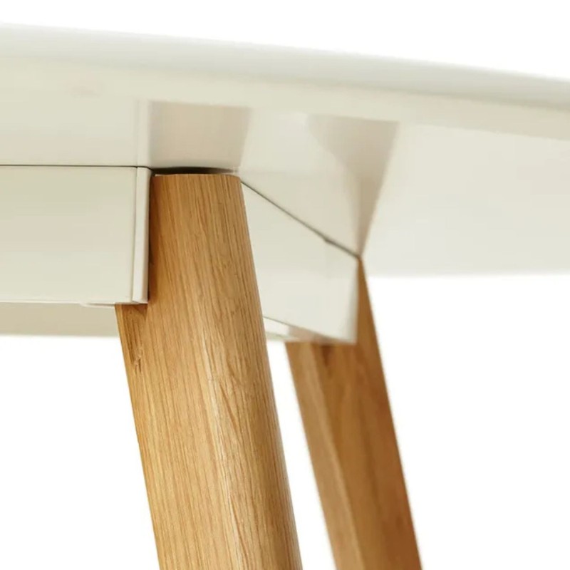 Pieds en chêne massif de la table scandinave AMY blanche