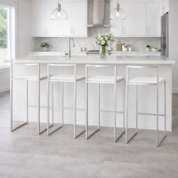 Lot de 4 tabourets snack DISKO MINI blancs empilables dans une cuisine moderne avec îlot central