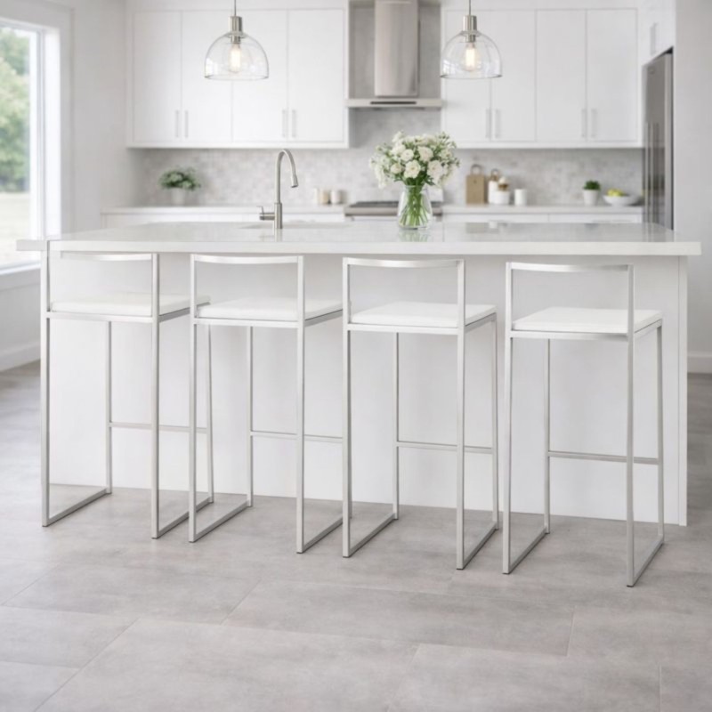 Lot de 4 tabourets snack DISKO MINI blancs empilables dans une cuisine moderne avec îlot central