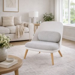 Fauteuil lounge TICOS blanc style scandinave dans un intérieur moderne et lumineux