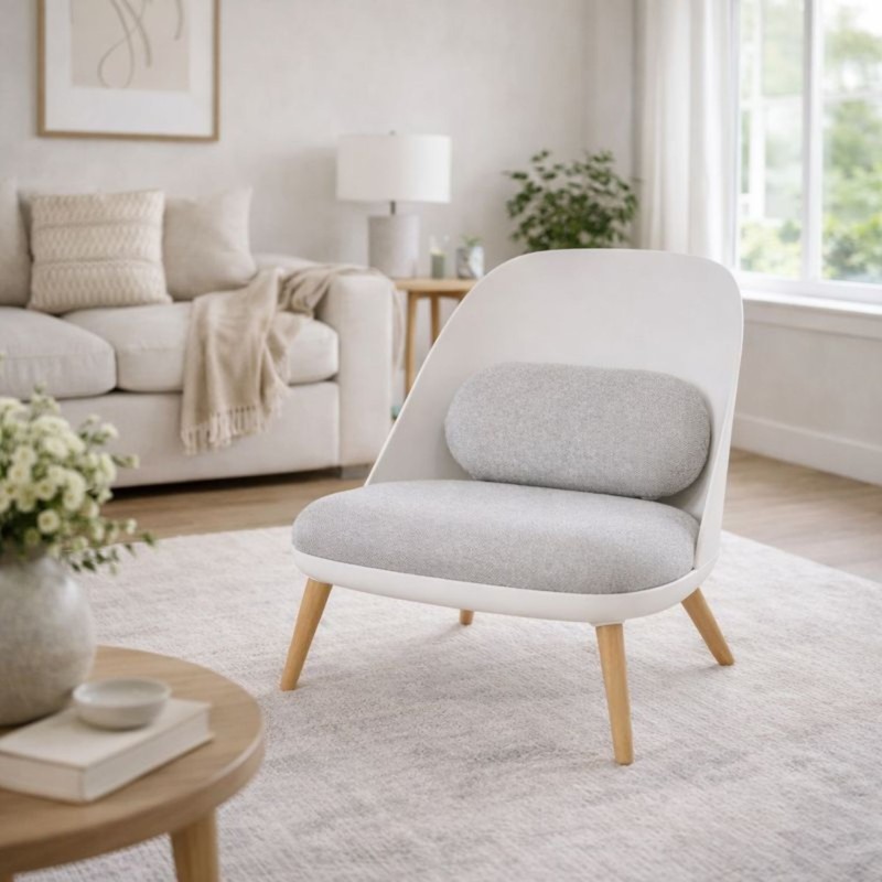 Fauteuil lounge TICOS blanc style scandinave dans un intérieur moderne et lumineux