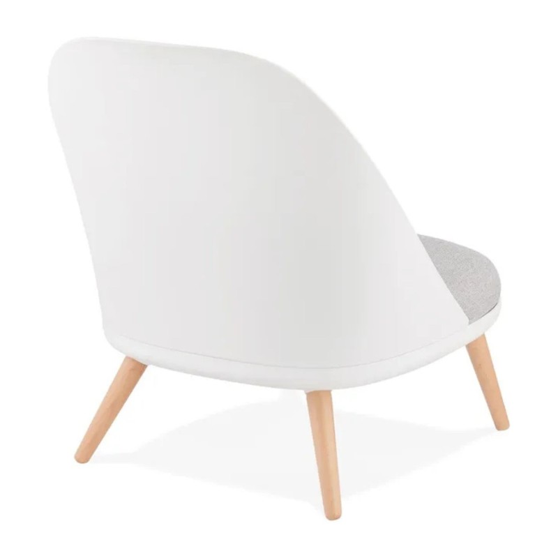 Vue trois-quarts du fauteuil lounge TICOS blanc avec pieds en bois