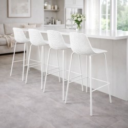 Lot de 4 tabourets de bar LOKI blancs installés autour d’un bar moderne, design intérieur extérieur