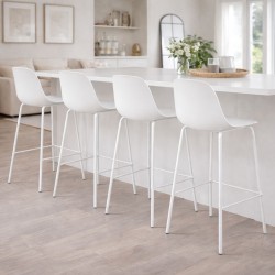 Lot de 4 tabourets de bar GRANO blancs en situation autour d’un bar moderne intérieur extérieur