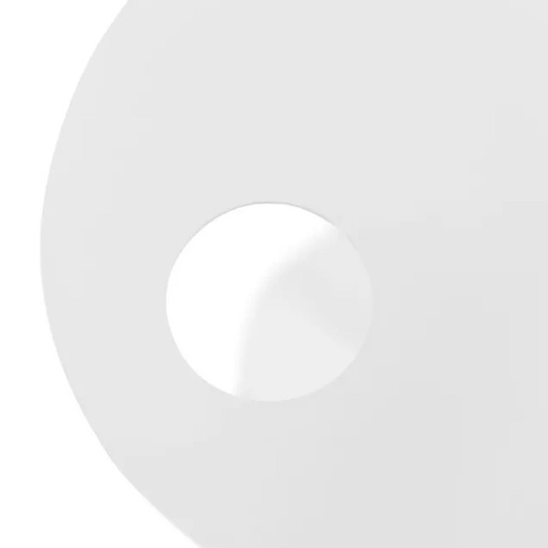 Détail du plateau ovale perforé de la table d’appoint MASA en métal blanc