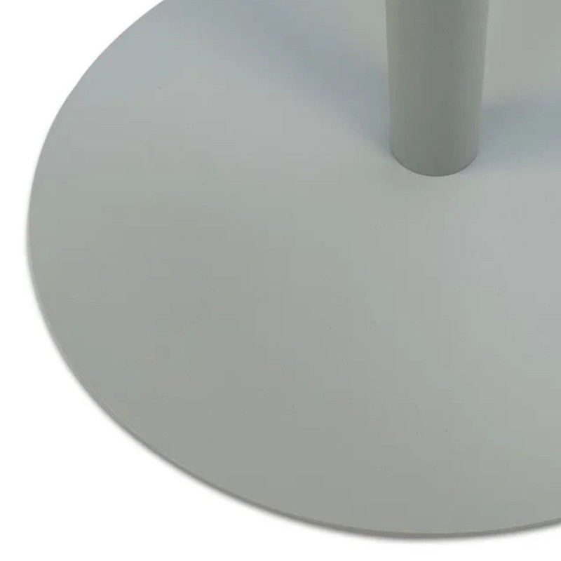 Détail des pieds en métal thermolaqué gris de la table d’appoint MASA