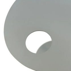 Détail du plateau ovale perforé en métal gris de la table d’appoint MASA