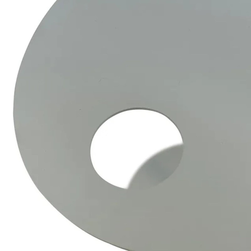 Détail du plateau ovale perforé en métal gris de la table d’appoint MASA