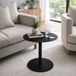 Table d’appoint ovale MASA en métal noir dans un salon moderne style industriel