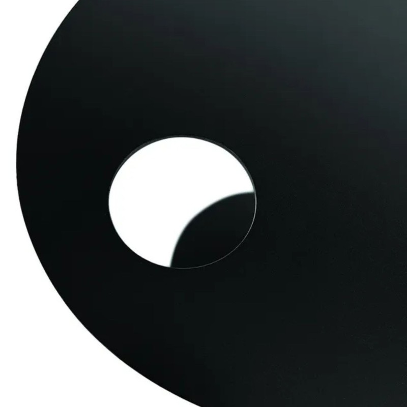 Détail plateau ovale perforé en métal noir table d’appoint MASA