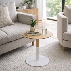 Table d’appoint ronde DILA H45 bois naturel et métal blanc mise en scène dans un salon moderne lumineux