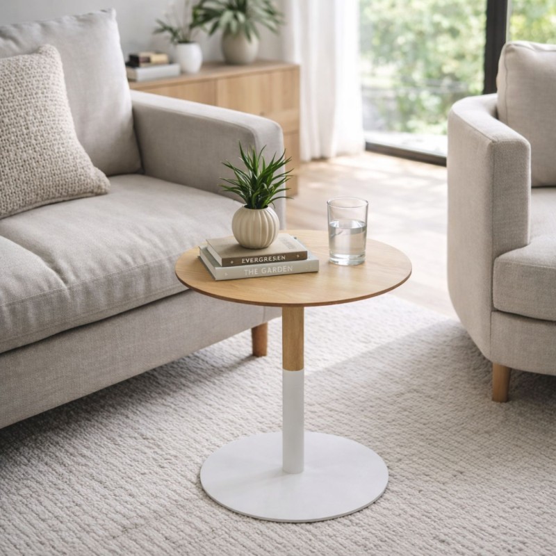 Table d’appoint ronde DILA H45 bois naturel et métal blanc mise en scène dans un salon moderne lumineux