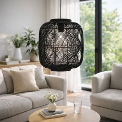 Suspension PACITO en rotin noir style lanterne installée dans un salon chaleureux