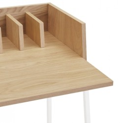 Zoom finition bois naturel et piètement métal blanc thermolaqué