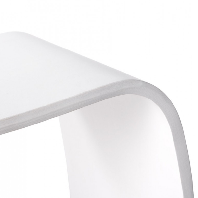 Détail de la finition bois blanc du tabouret bas MOJO